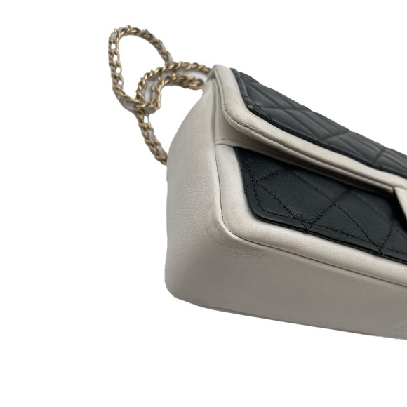 ✨$3899✨ Chanel Quilted Graphic Flap Bag - Picture 4 of 8